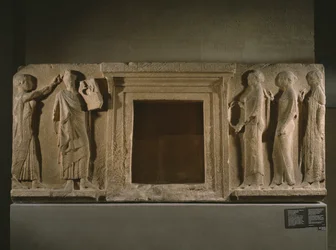 Apollo en de nimfen, reliëf uit de Passage van de Theores, van Thasos, voor 480 v.Chr.